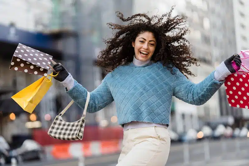 une femme avec plusieurs sacs à main